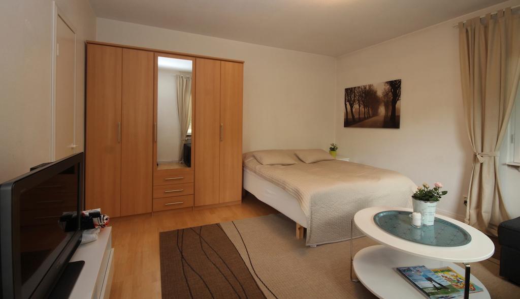 Majoitushuoneisto Tuomipuisto Apartman Naantali Szoba fotó